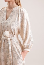 Blusenkleid mit Bandana- Print aus Viskosesatin in Ecru |  Seidensticker Onlineshop