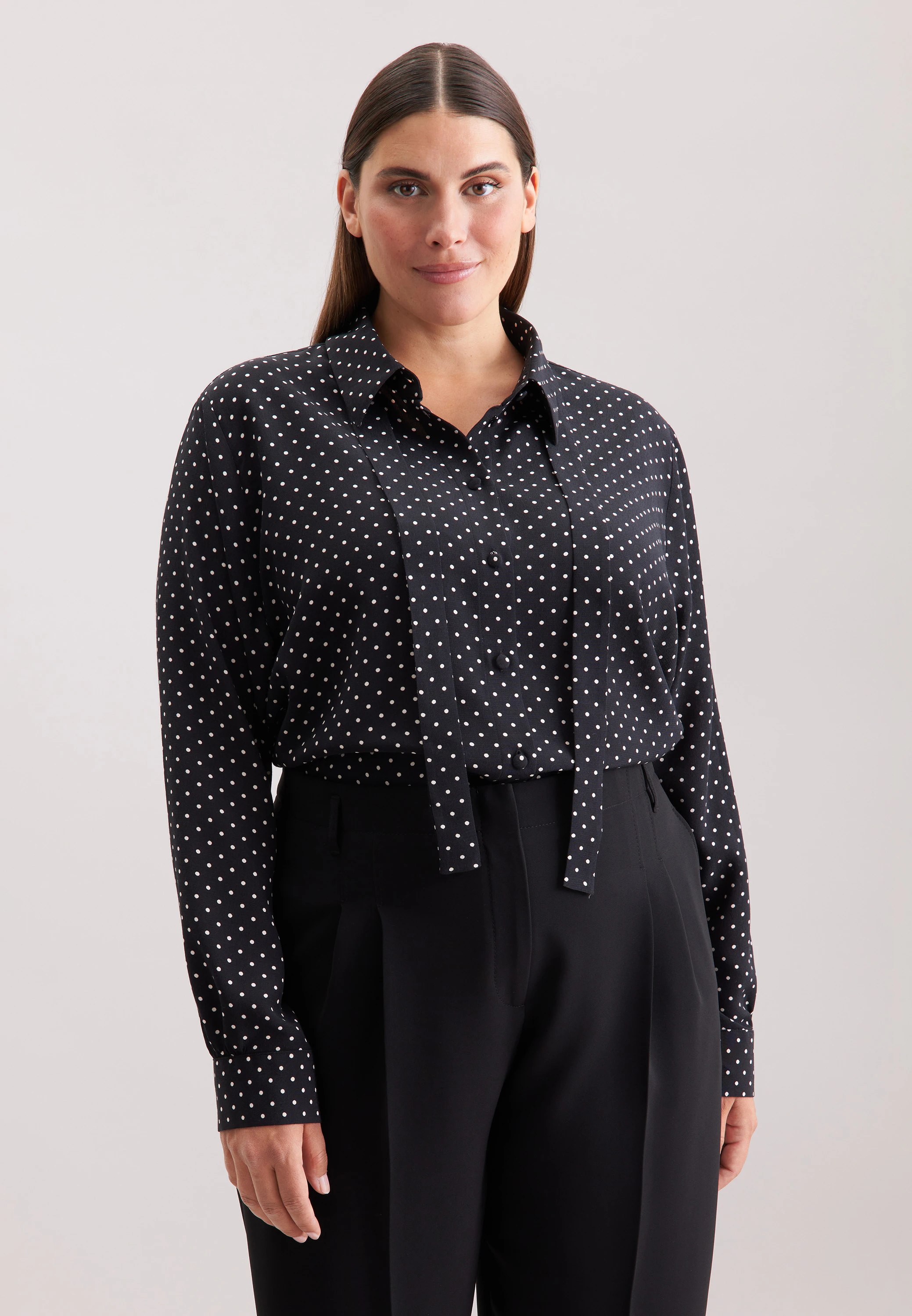 Hemdbluse mit abnehmbarer Schluppe Schwarz