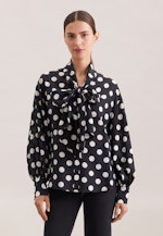 Schluppenbluse in strukturierter Ware mit Tupfenprint in Schwarz |  Seidensticker Onlineshop