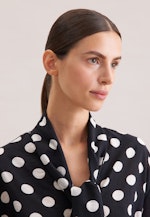 Schluppenbluse in strukturierter Ware mit Tupfenprint in Schwarz |  Seidensticker Onlineshop