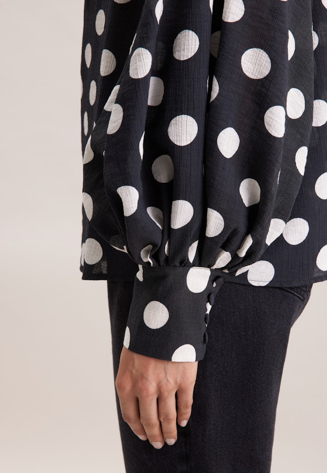 Schluppenbluse in strukturierter Ware mit Tupfenprint in Schwarz |  Seidensticker Onlineshop