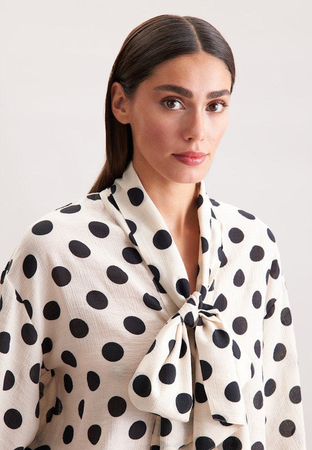 Schluppenbluse in strukturierter Ware mit Tupfenprint in Ecru |  Seidensticker Onlineshop