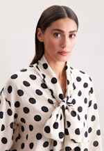 Schluppenbluse in strukturierter Ware mit Tupfenprint in Ecru |  Seidensticker Onlineshop