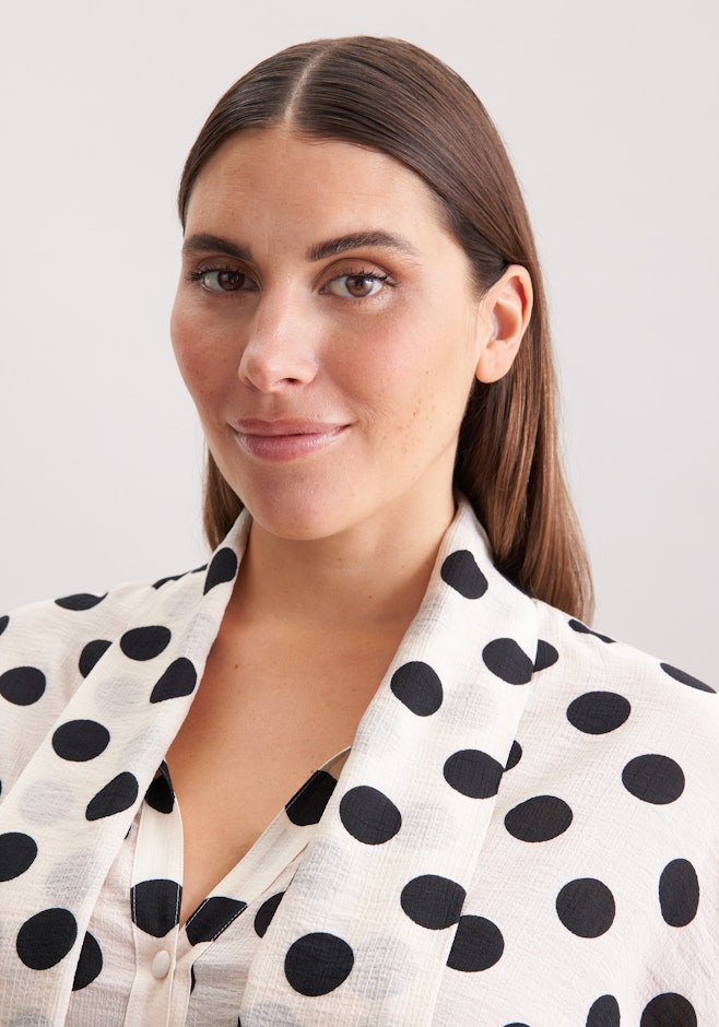 Schluppenbluse in strukturierter Ware mit Tupfenprint in Weiß | Seidensticker online shop