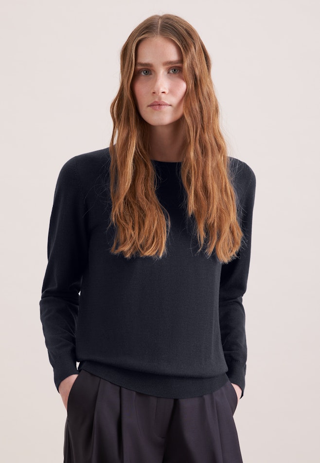 Un pull fin en tricot en laine et soie dans Bleu Foncé | Boutique en ligne Seidensticker