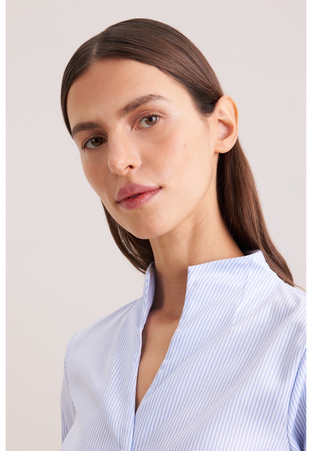 Kelchkragenbluse aus Baumwollsatin slim fit in Hellblau |  Seidensticker Onlineshop