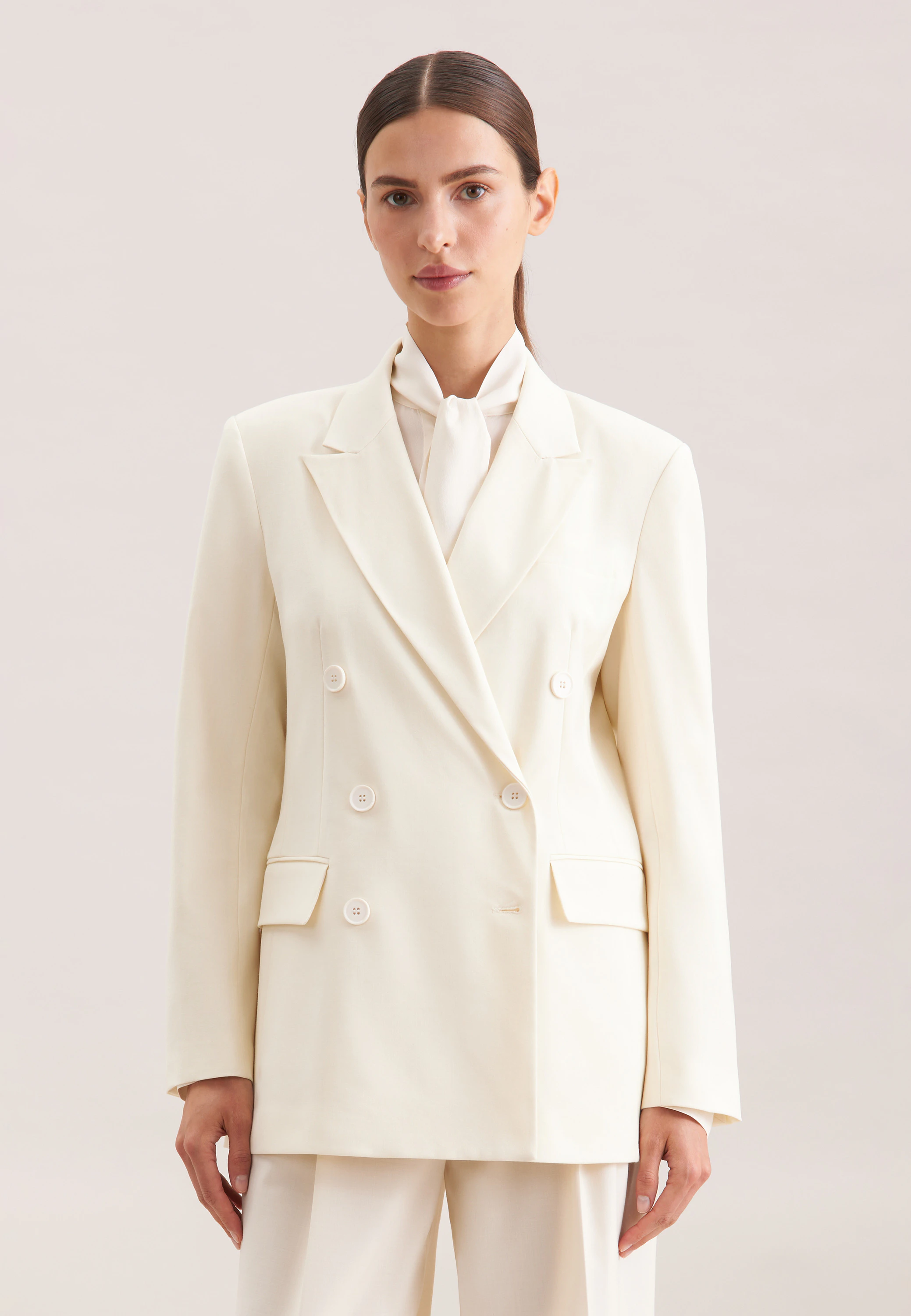Zweireihiger Blazer mit Pattentaschen aus einer Wollmischung Ecru 46