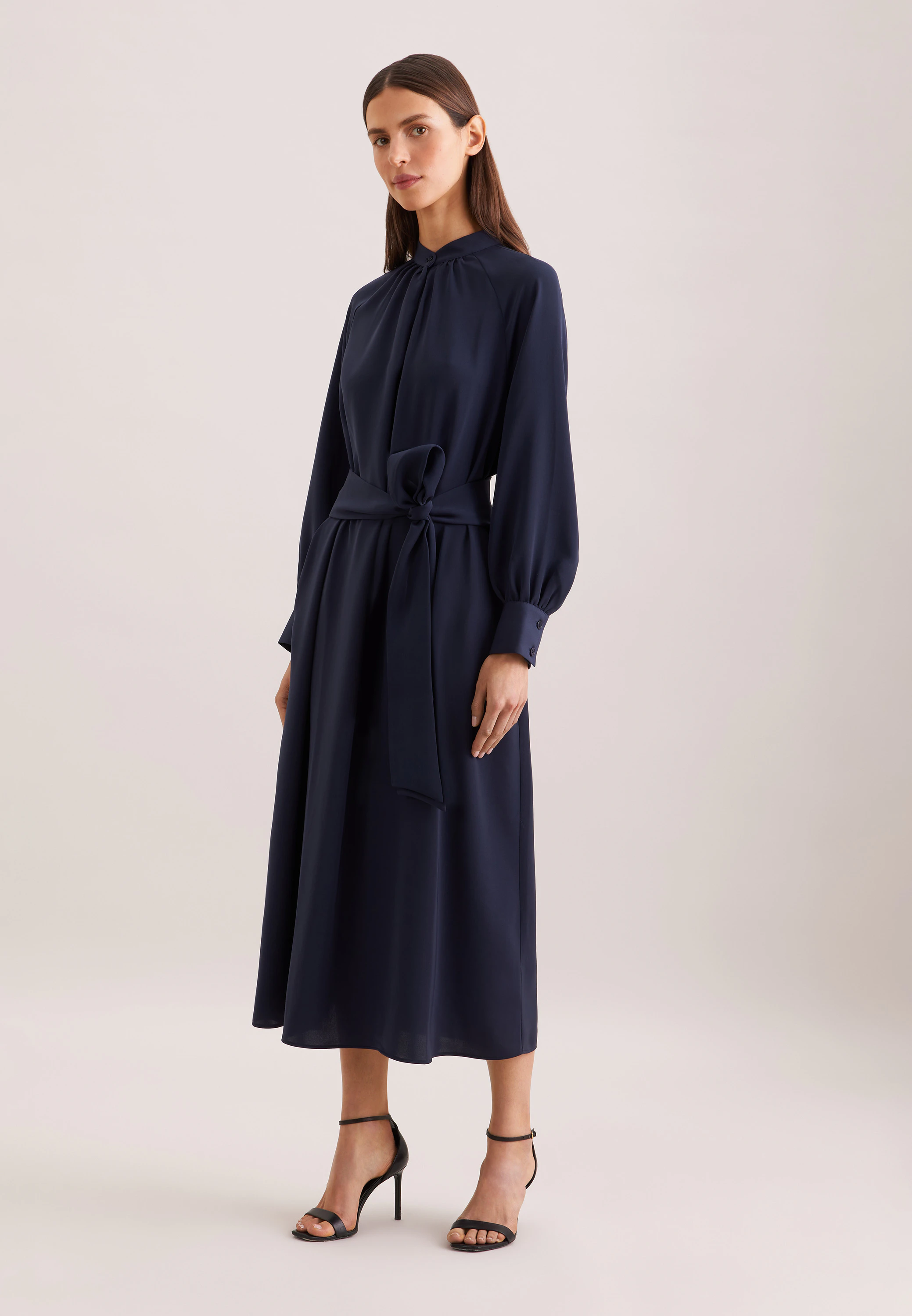 Fließendes Kleid mit Stehkragen und Taillengürtel Blau 46