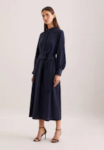 Robe fluide avec col levé et ceinture à la taille in Bleu Foncé |  Seidensticker Onlineshop