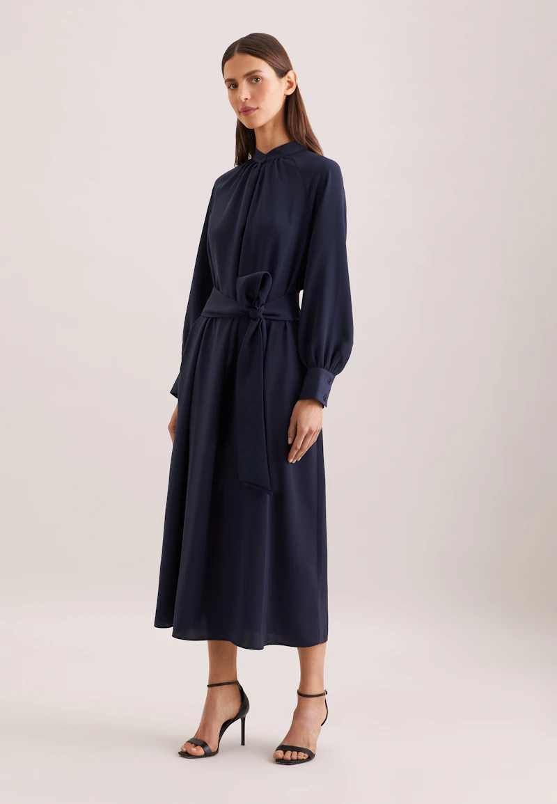 Robe fluide avec col levé et ceinture à la taille