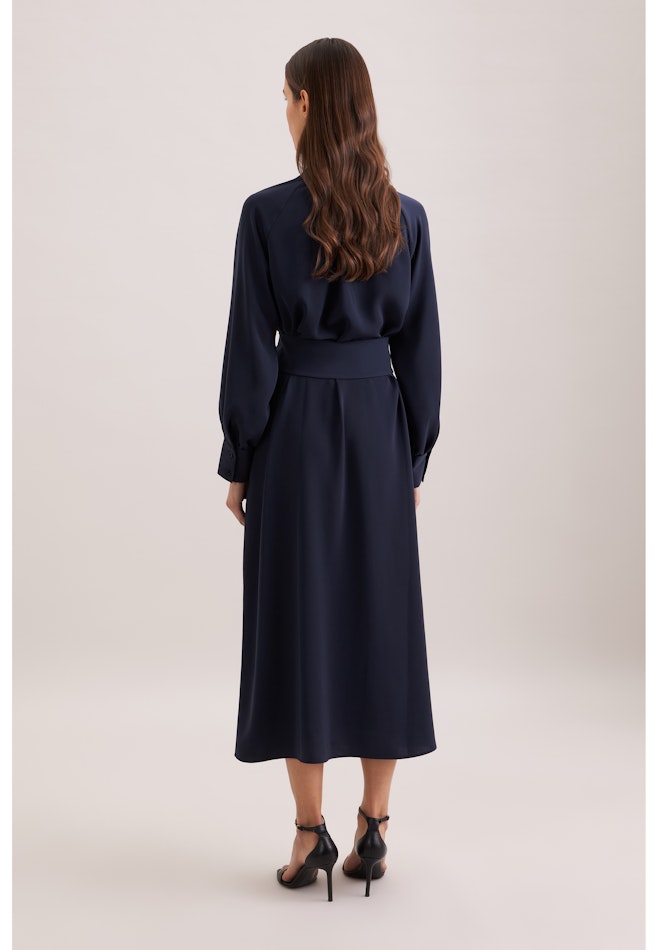 Fließendes Kleid mit Stehkragen und Taillengürtel in Dunkelblau | Seidensticker online shop