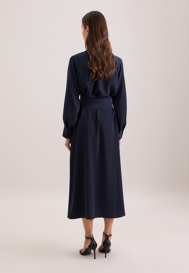 Fließendes Kleid mit Stehkragen und Taillengürtel in Dunkelblau |  Seidensticker Onlineshop
