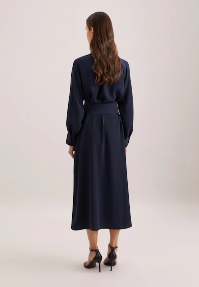 Fließendes Kleid mit Stehkragen und Taillengürtel in Dunkelblau |  Seidensticker Onlineshop