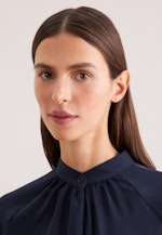 Fließendes Kleid mit Stehkragen und Taillengürtel in Dunkelblau |  Seidensticker Onlineshop