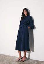 Robe fluide avec col levé et ceinture à la taille in Bleu Foncé |  Seidensticker Onlineshop