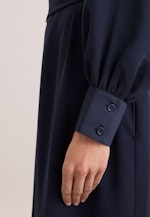 Fließendes Kleid mit Stehkragen und Taillengürtel in Dunkelblau |  Seidensticker Onlineshop