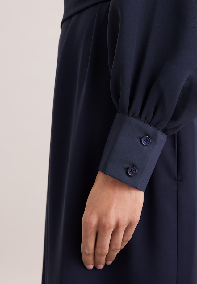 Fließendes Kleid mit Stehkragen und Taillengürtel in Dunkelblau |  Seidensticker Onlineshop