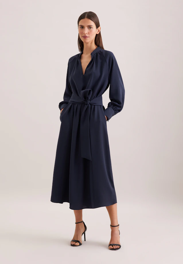Robe fluide avec col levé et ceinture à la taille in Bleu Foncé |  Seidensticker Onlineshop