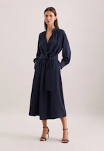 Robe fluide avec col levé et ceinture à la taille in Bleu Foncé |  Seidensticker Onlineshop