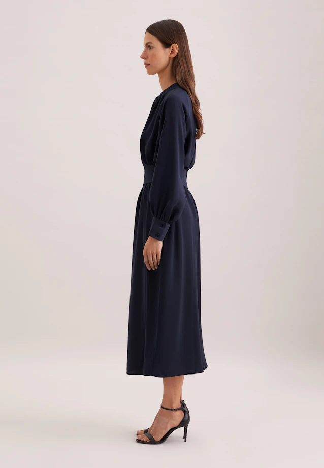 Robe fluide avec col levé et ceinture à la taille in Bleu Foncé |  Seidensticker Onlineshop