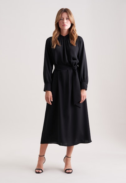 Fließendes Kleid mit Stehkragen und Taillengürtel in Schwarz |  Seidensticker Onlineshop