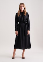 Fließendes Kleid mit Gürtel in Schwarz |  Seidensticker Onlineshop