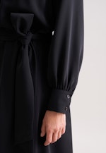Fließendes Kleid mit Gürtel in Schwarz |  Seidensticker Onlineshop
