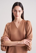 Satiniertes Blusenshirt mit V- Ausschnitt in Beige |  Seidensticker Onlineshop