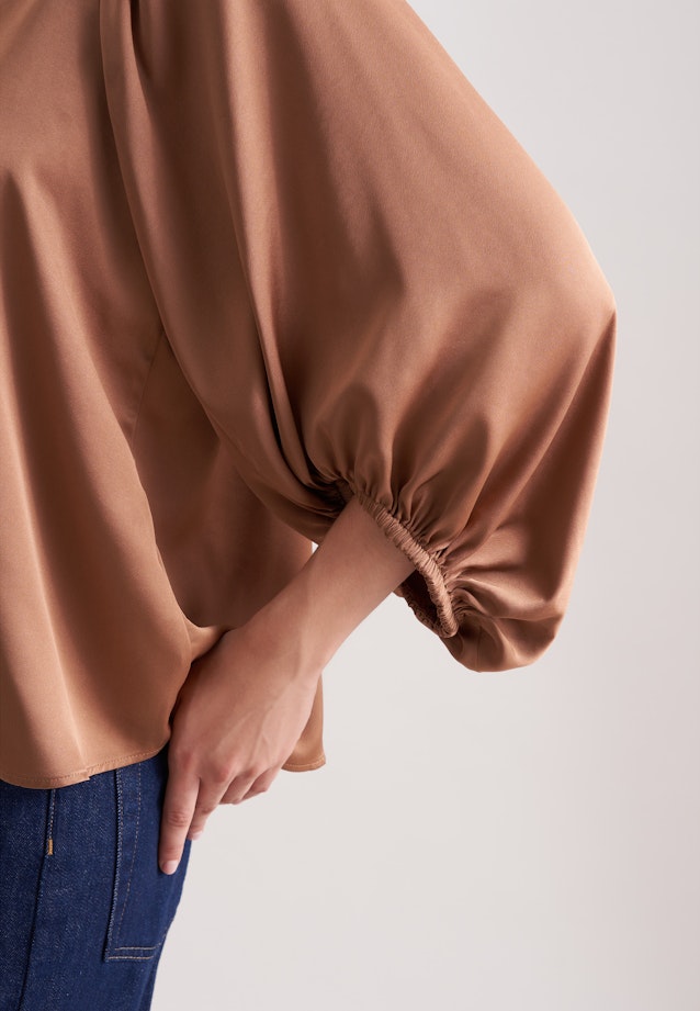 Satiniertes Blusenshirt mit V- Ausschnitt in Beige |  Seidensticker Onlineshop