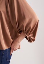 Satiniertes Blusenshirt mit V- Ausschnitt in Beige |  Seidensticker Onlineshop