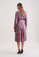 Satiniertes Kleid mit Rüschen und Gürtel in Rosa |  Seidensticker Onlineshop