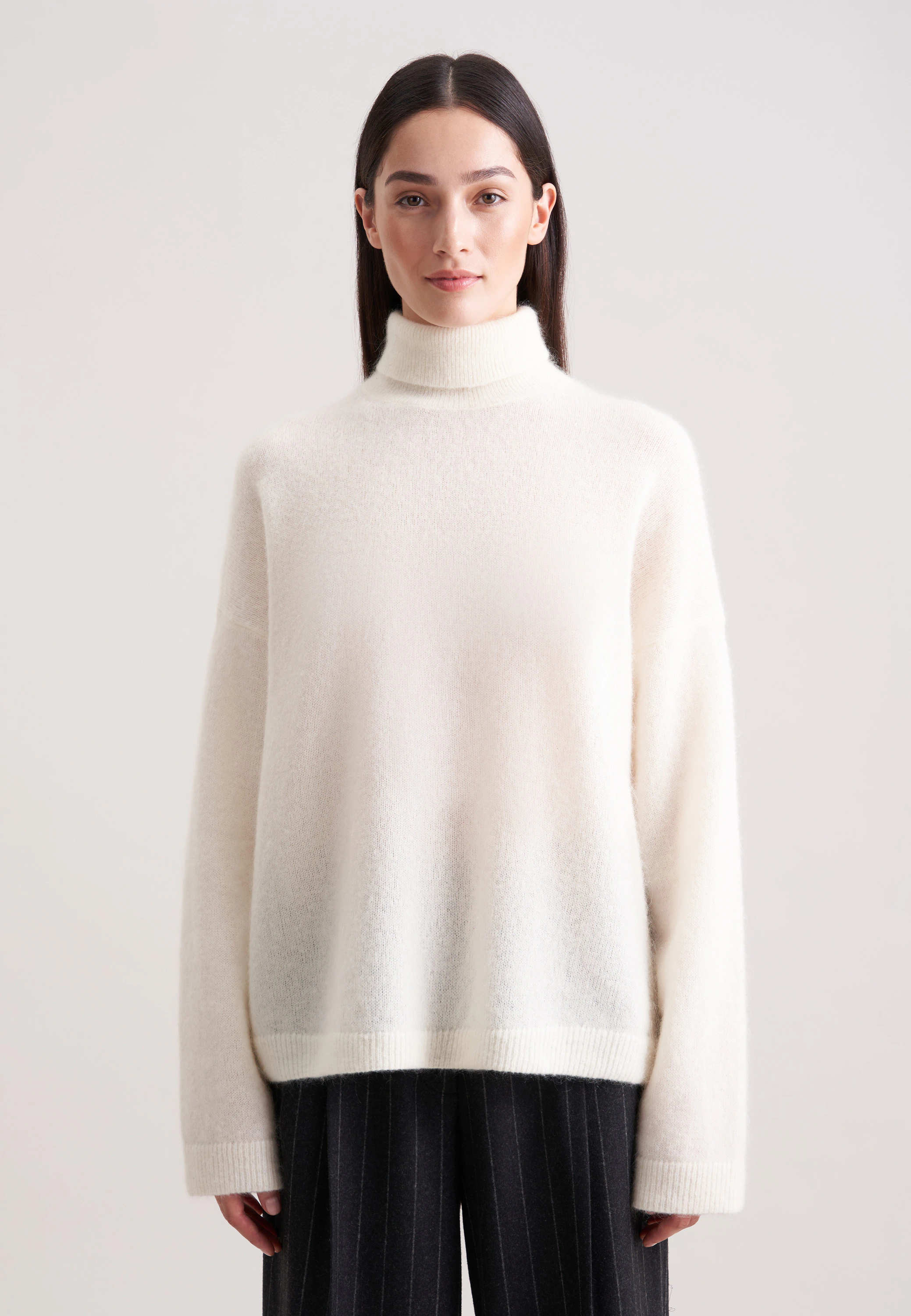 Oversized Rollkragenpullover aus Wolle und Mohair Ecru