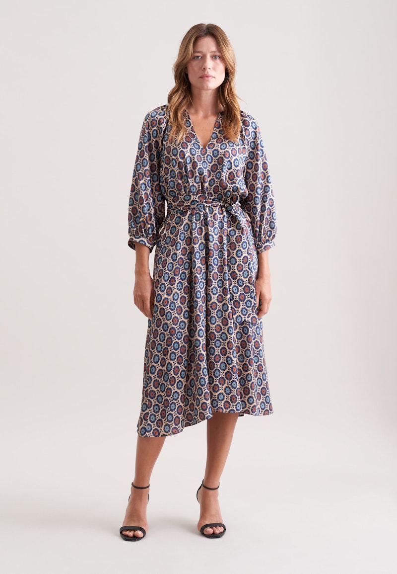 Satiniertes Kleid mit Volumenärmel