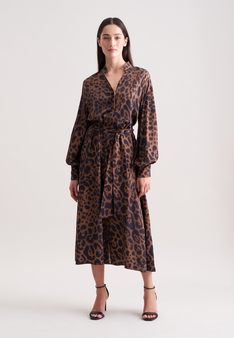 Satiniertes Kleid mit voluminösen Ärmeln