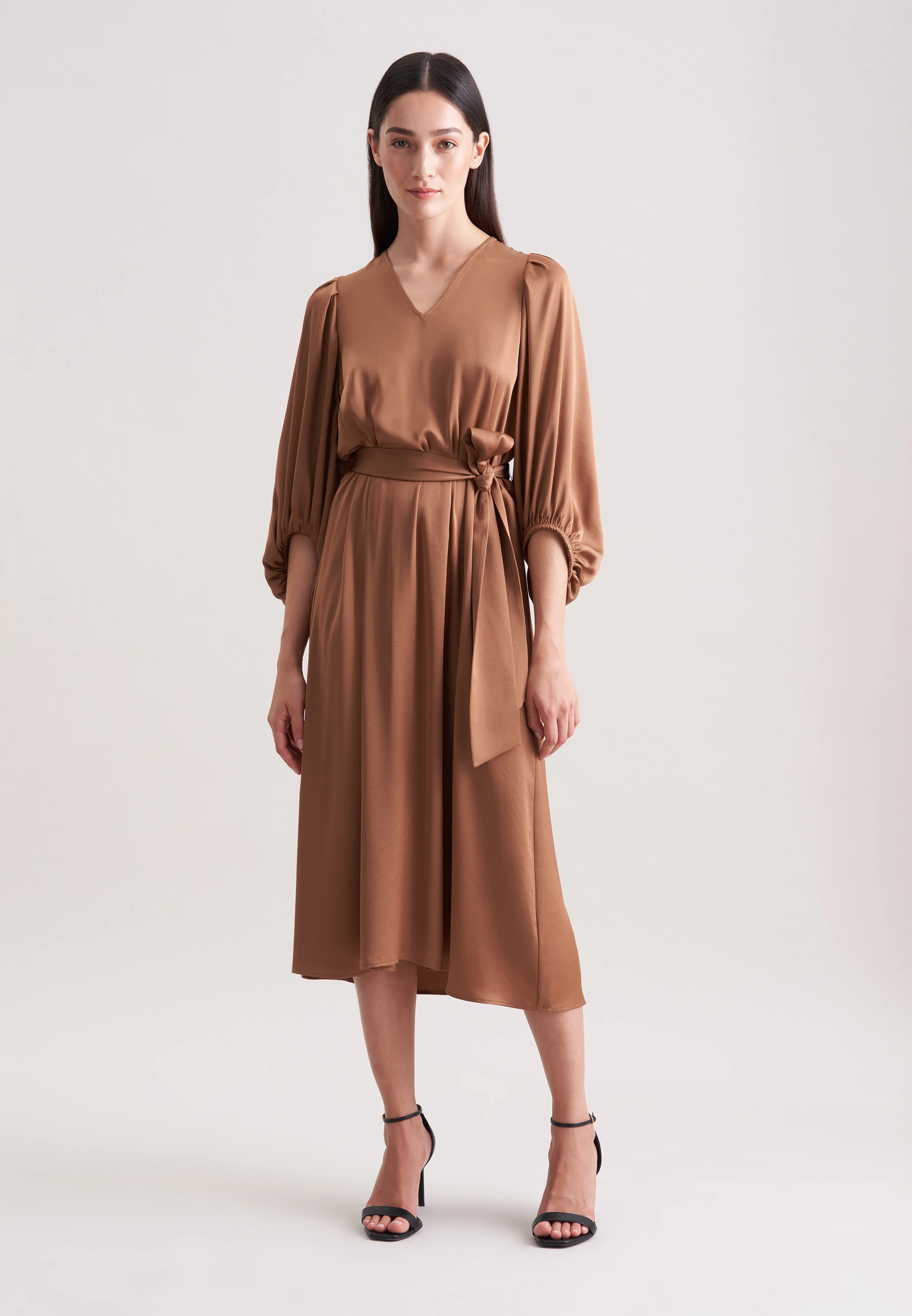 Satiniertes Blusenkleid mit V- Ausschnitt Beige 38