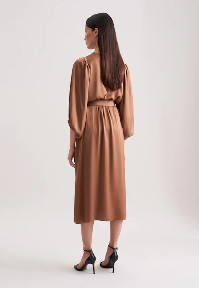 Satiniertes Blusenkleid mit V- Ausschnitt in Beige |  Seidensticker Onlineshop