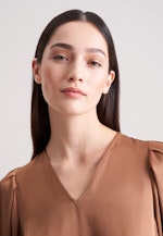 Satiniertes Blusenkleid mit V- Ausschnitt in Beige |  Seidensticker Onlineshop