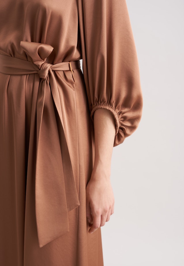 Satiniertes Blusenkleid mit V- Ausschnitt in Beige |  Seidensticker Onlineshop