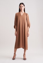 Satiniertes Blusenkleid mit V- Ausschnitt in Beige |  Seidensticker Onlineshop