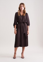 Satiniertes Blusenkleid mit V- Ausschnitt in Braun |  Seidensticker Onlineshop