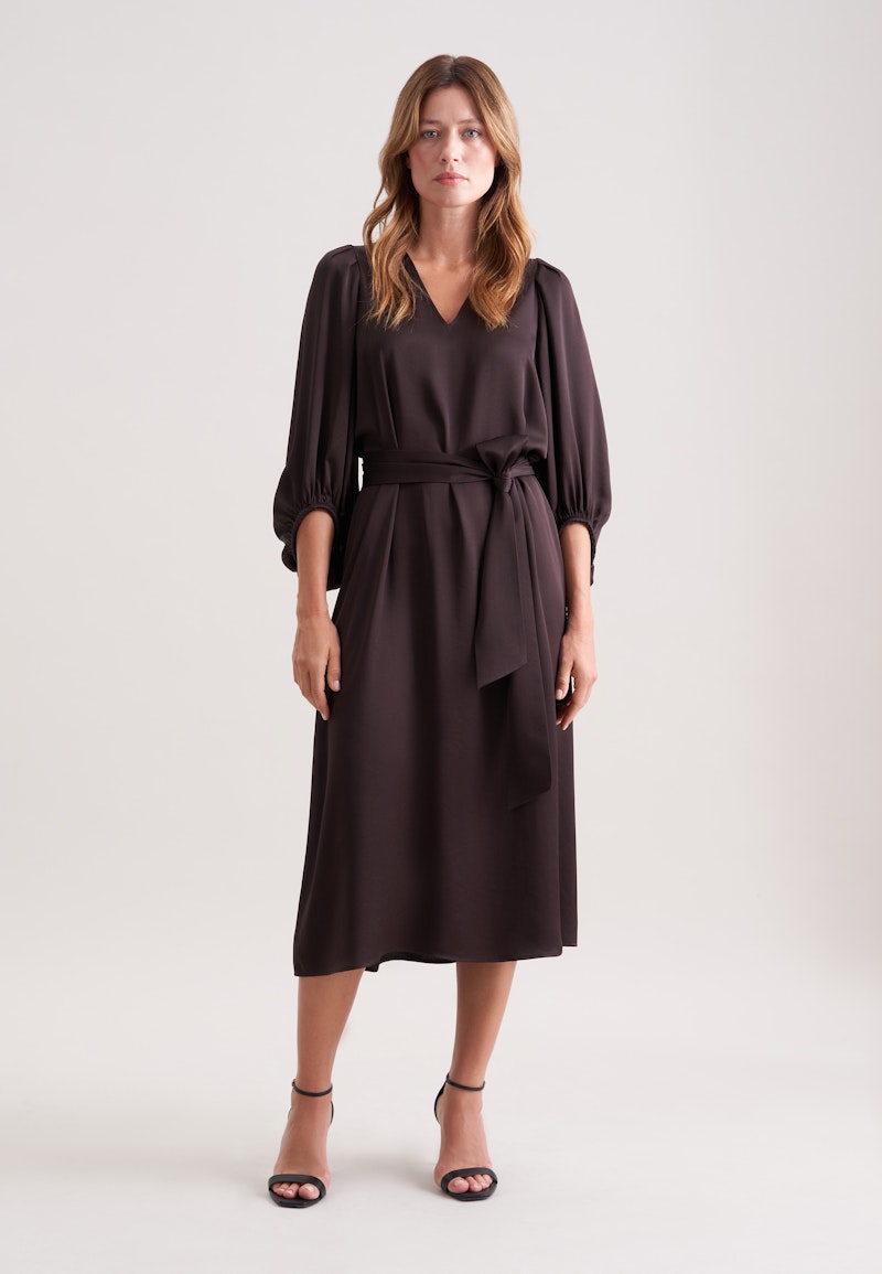 Satiniertes Blusenkleid mit V- Ausschnitt