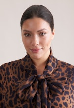 Satinierte Bluse mit Schleifendetail in Marron |  Seidensticker Onlineshop