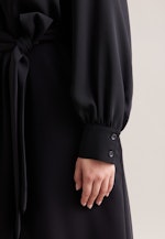 Fließendes Kleid mit Gürtel in Schwarz |  Seidensticker Onlineshop