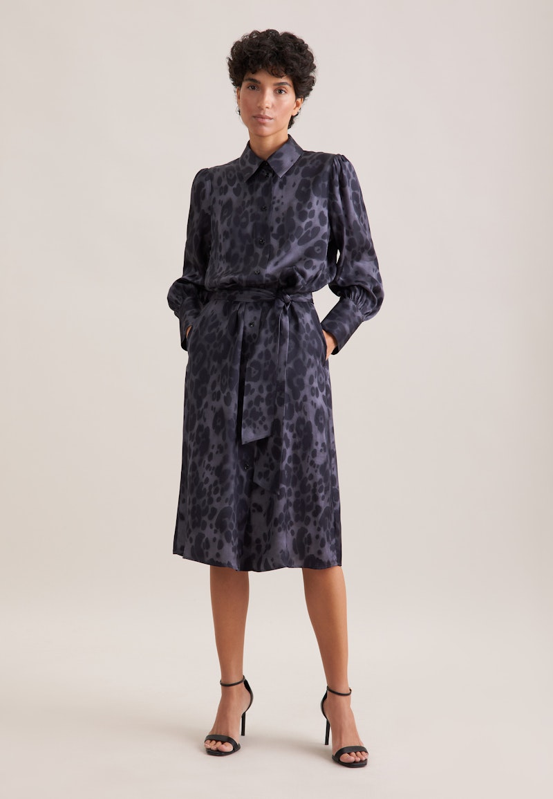 Satiniertes Hemdblusenkleid mit Gürtel
