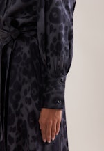 Satiniertes Hemdblusenkleid mit Gürtel in Grau |  Seidensticker Onlineshop