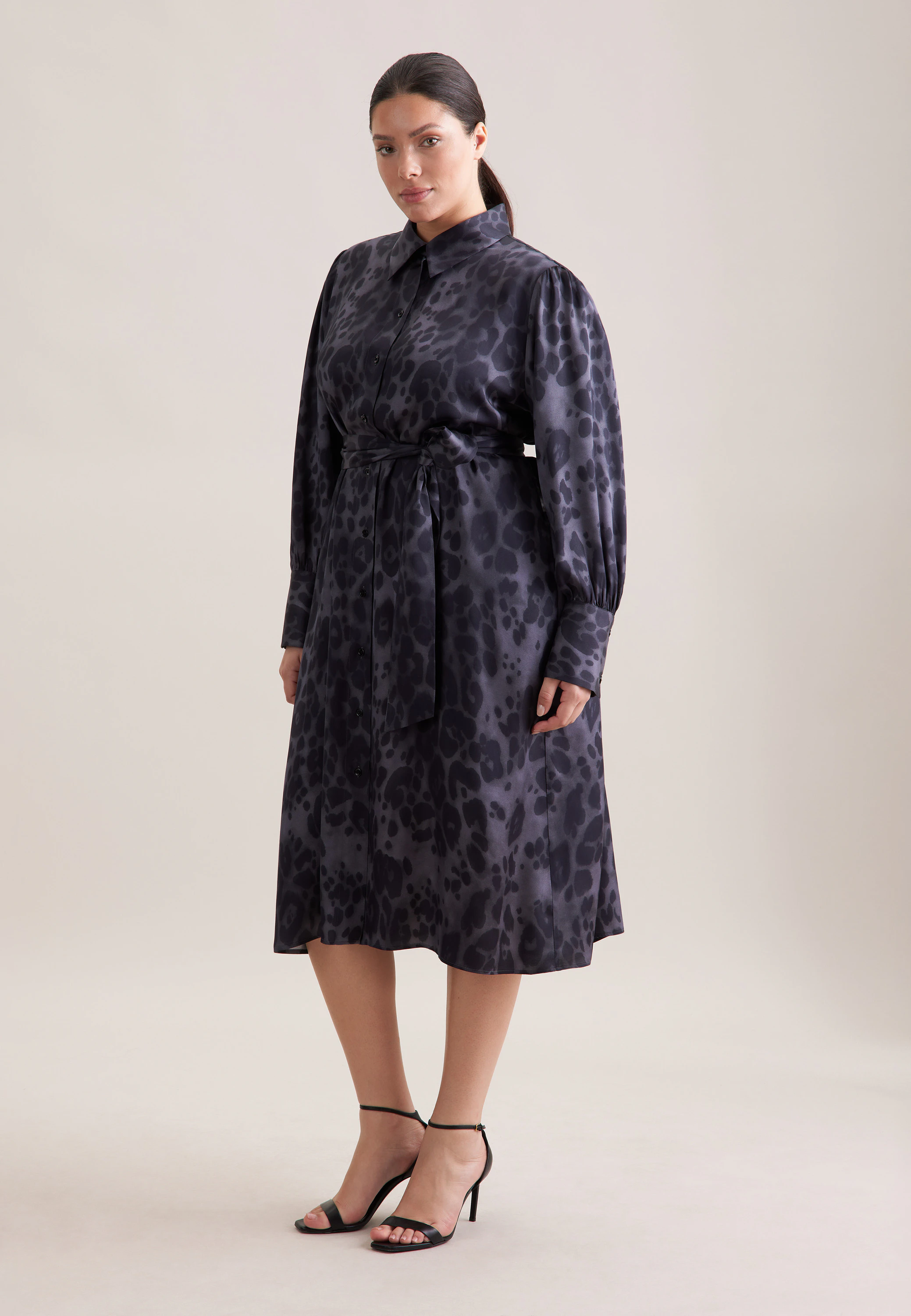 Satiniertes Hemdblusenkleid mit Gürtel Grau