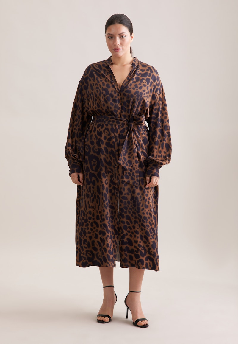 Satiniertes Kleid mit voluminösen Ärmeln