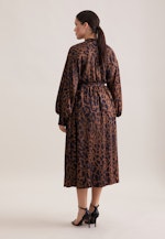 Satiniertes Kleid mit voluminösen Ärmeln in Braun |  Seidensticker Onlineshop