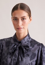 Satinierte Bluse mit abnehmbarer Schluppe in Grau |  Seidensticker Onlineshop