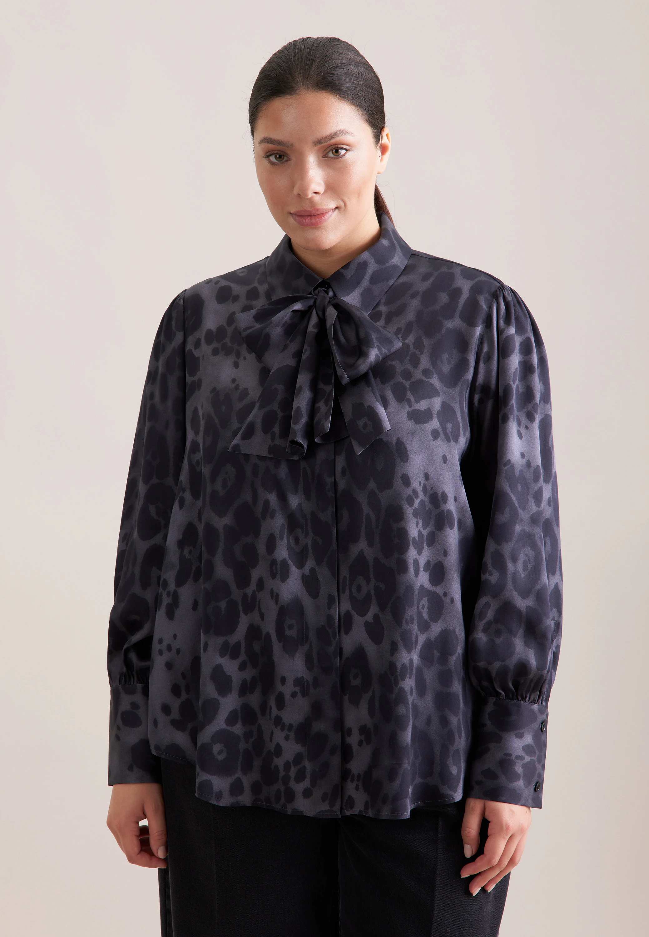 Satinierte Bluse mit abnehmbarer Schluppe Grau 50